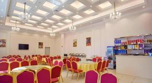 a room with tables and chairs in a store at Vienna Hotel Hubei Enshi Railway Station in Longfengba