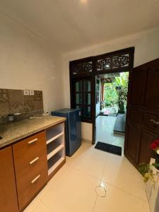 kuchnia z blatem i drzwi na patio w obiekcie Annayu House Ubud w mieście Ubud