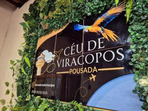 une pancarte qui indique ceviche viracopes paucada dans l'établissement Pousada Céu de Viracopos, à Campinas