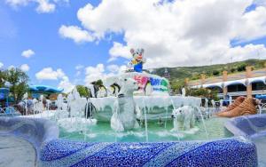 Bazén v ubytování Borrman Hotel Zhuhai Mingzhu Railway Station Rainbow Shopping Mall nebo v jeho okolí