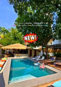 プノンペンにあるTHE PLACE Hostel Phnom Penhのホテルのプールに「新しい」と書かれた看板