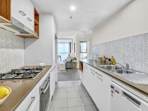 eine Küche mit Spüle und Herd in der Unterkunft Charlotte Towers Brisbane & Resort Style Facilities in Brisbane
