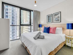 ein Schlafzimmer mit großem Bett und großen Fenstern in der Unterkunft Charlotte Towers Brisbane & Resort Style Facilities in Brisbane