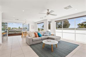 Posezení v ubytování Coastal Haven - Sellicks Beach - C21 SouthCoast Holidays + 24 fotografií