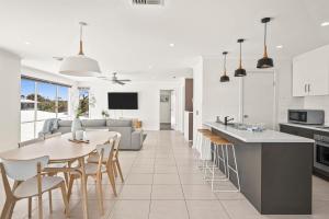 Kuchyň nebo kuchyňský kout v ubytování Coastal Haven - Sellicks Beach - C21 SouthCoast Holidays