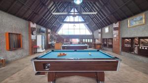 Habitación grande con mesa de billar. en Sapadia Hotel Parapat, en Parapat