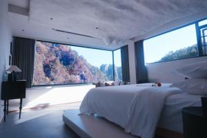 Postel nebo postele na pokoji v ubytování Zhangjiajie MUYE HOTEL