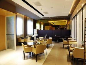 a dining room with tables and chairs in a restaurant at Jinjiang Inn Hengshui Zhongxin Street in Hengshui