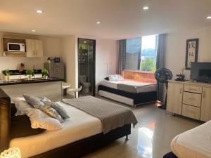 Una cama o camas en una habitación de Nuevo aviso Poblado AAcomodacion grupo familiar 3- 4 hasta 6 personas