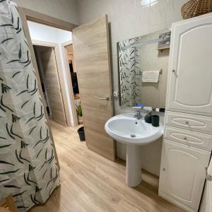 ein kleines Badezimmer mit Waschbecken und Dusche in der Unterkunft Apartamento Aquí Mismo en playa de Somo Garaje in Somo