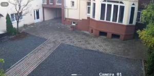 チェルニウツィーにあるНомер та Паркінг -Rooms Parking Світло Є 24 на 7!の建物の家の道