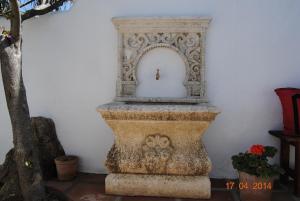 a stone pillar with a small niche in a room at Casa Entre Armonías in Zahara de los Atunes