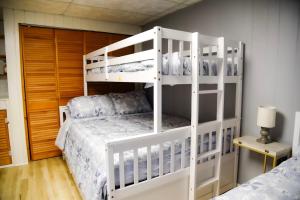 Postel nebo postele na pokoji v ubytování White Mountain Lodge! + 83 fotografií