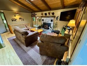 TV a/nebo společenská místnost v ubytování White Mountain Lodge!