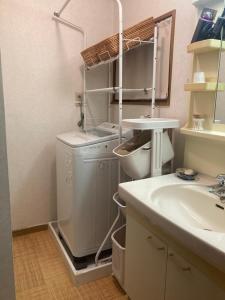 Un baño con lavadora y lavabo. en お宿とごはん百々, en Tanabe 44 fotos más
