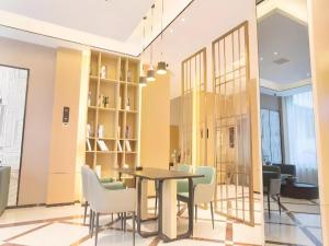 a dining room with a table and chairs at City Comfort Inn Jiujiang Gongqing Science and Technology College High-speed Railway Station in Gongqingcheng