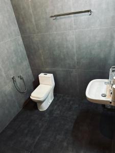 une salle de bains avec toilettes et lavabo dans l'établissement ATJ The Hideout, à Vagamon 24 autres photos