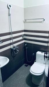 une salle de bains avec toilettes et lavabo dans l'établissement ATJ The Hideout, à Vagamon