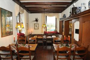 Weinhaus Selmigkeit في بنجن ام راين: غرفة طعام مع طاولات وكراسي عليها شموع