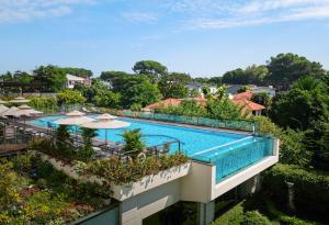 Πισίνα στο ή κοντά στο Elegant Suites Westlake