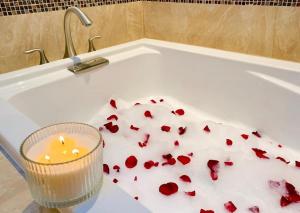 Koupelna v ubytování Mountain Escape, Yosemite South Gate House with Hot Tub, Views & Game Room, Near town + 33 fotografií