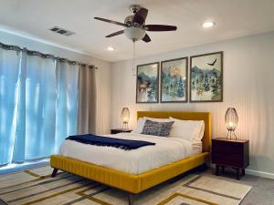 Postel nebo postele na pokoji v ubytování Mountain Escape, Yosemite South Gate House with Hot Tub, Views & Game Room, Near town