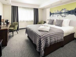 Ένα ή περισσότερα κρεβάτια σε δωμάτιο στο Mercure Swansea Hotel +66 φωτογραφίες