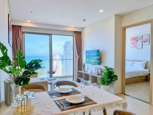 Una habitación con mesa de comedor y un dormitorio. en The Sóng Vũng Tàu Apartment, en Vung Tau 38 fotos más