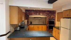 Kuchyň nebo kuchyňský kout v ubytování Spacious Room with Private Washroom Near Metrotown