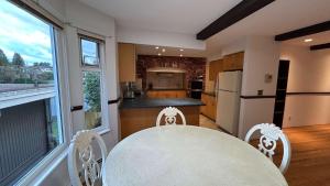 Kuchyň nebo kuchyňský kout v ubytování Spacious Room with Private Washroom Near Metrotown