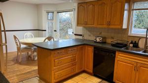 Kuchyň nebo kuchyňský kout v ubytování Spacious Room with Private Washroom Near Metrotown