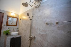 Ένα μπάνιο στο The Moonz Villa +34 φωτογραφίες