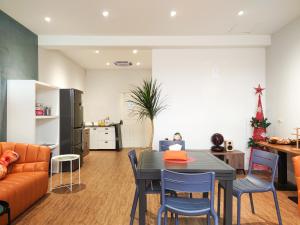 une cuisine et un salon avec une table et des chaises dans l'établissement 桃園機場羅里輕旅 近桃園竹圍漁港 Rory Hostel, à Luzhu 61 autres photos