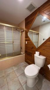 Ένα μπάνιο στο Cozy Room with Private Washroom Near Metrotown