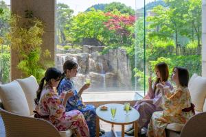 天童市天童酒店的一群坐在桌子旁喝着饮料的人