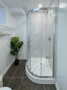 Ένα μπάνιο στο Modern Newly-Renovated Suite Free Parking pet friendly