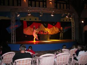 une femme dansant sur une scène de cirque dans l'établissement Le Pacha Resort, à Hurghada