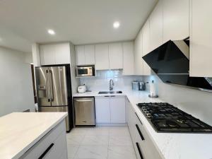 Η κουζίνα ή μικρή κουζίνα στο Modern Newly-Renovated Suite Free Parking pet friendly +33 φωτογραφίες