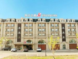 un gran edificio con un cartel encima en Jinjiang Inn Changchun City Hall en Changchún