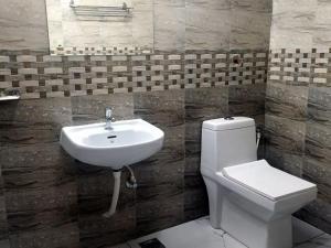 Ένα μπάνιο στο All Seasons Guest House