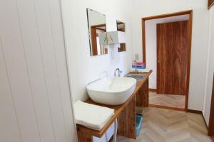 Ένα μπάνιο στο 貸切ゲストハウス みなと家