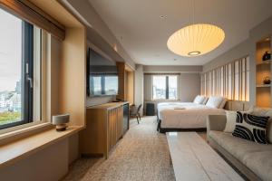 een hotelkamer met een bed en een bank bij Richmond Hotel Asakusa in Tokyo