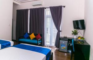 Giường trong phòng chung tại Blue Star Hotel Nha Trang