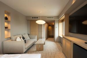 een woonkamer met een bank en een flatscreen-tv bij Richmond Hotel Asakusa in Tokyo +44 foto's