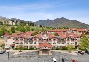 un grande edificio con le montagne sullo sfondo di Swiss-Style Zermatt King Villa with Kitchen Near Park City & Deer Valley Ski Resorts - 2039 a Mound City