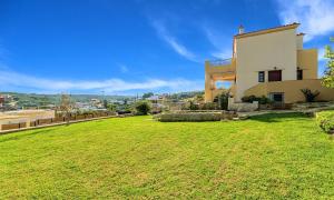 a large yard in front of a house at Ferienhaus Für 16 Personen In Episkopi, Kreta West Kreta in Episkopí- Rethimno