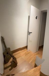 a room with a guitar on the floor next to a door at 4Kitnet nova no centro in Lavras