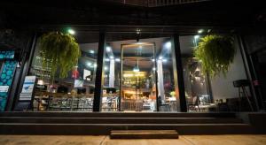 een winkel voor een winkel 's nachts bij sook station in Bangkok +81 foto's