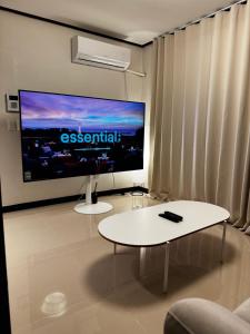 Televiisor ja/või meelelahutuskeskus majutusasutuses Stay Moonlight N401 Jinju Castle Jinyangho Park Yudeung Museum Jinju National University of Education Jinju Health University Gyeongsang National University Jinju Court