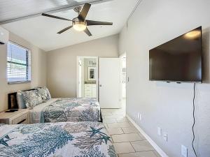 Ένα ή περισσότερα κρεβάτια σε δωμάτιο στο Charming Coastal Getaway